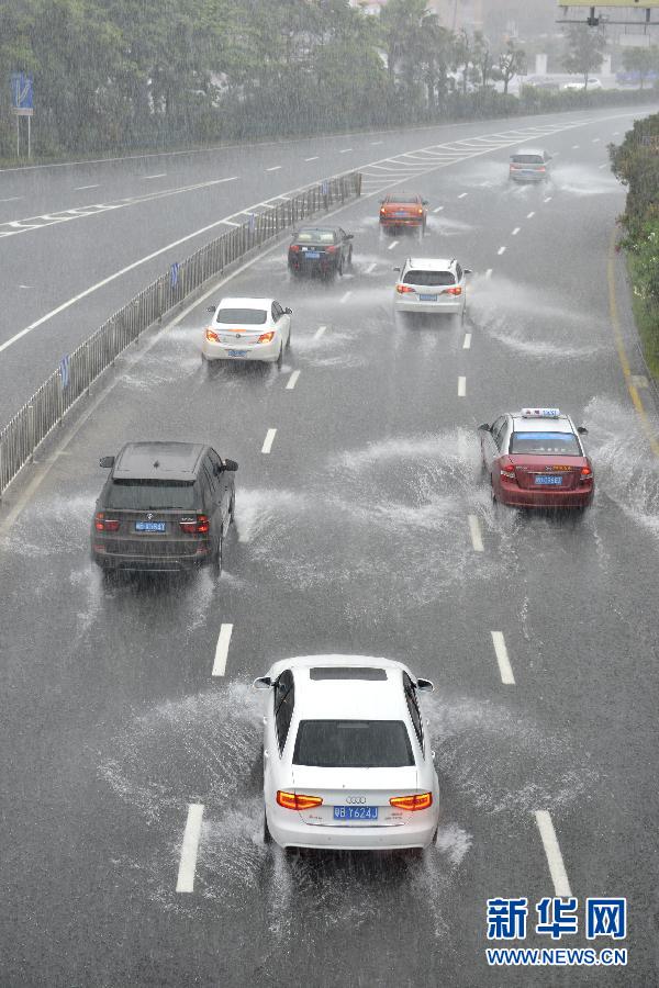 　5月11日，車輛在深圳街頭涉水前行。