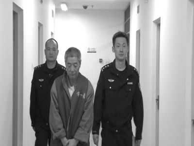 向南夫被帶出監(jiān)室接受提審。警方供圖