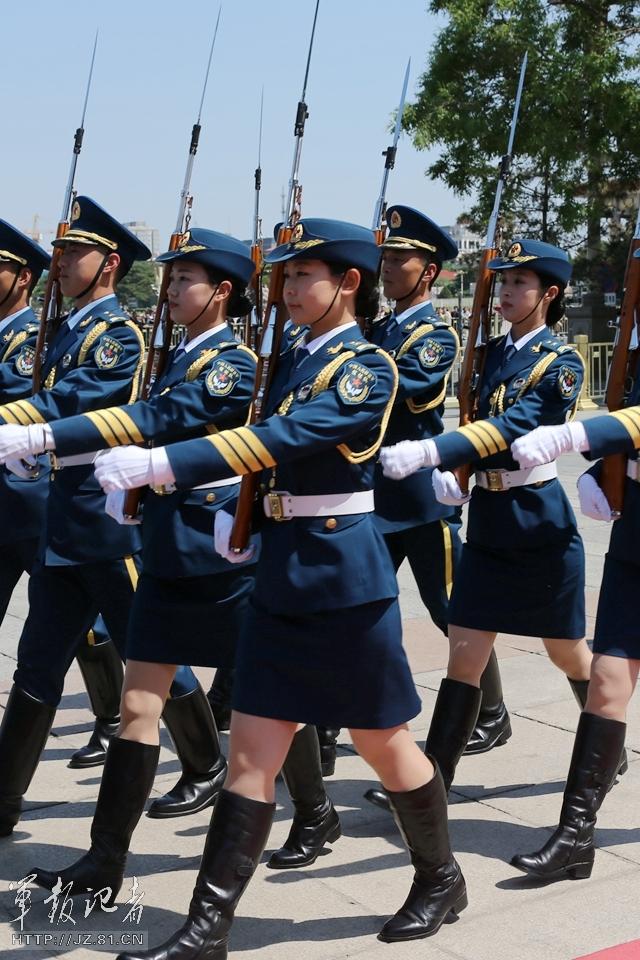　解放軍首批女儀仗兵亮相，90%以上擁有大專以上學(xué)歷，平均身高1.72米。圖為女兵儀仗隊。