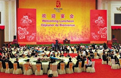 2008年8月8日，胡錦濤夫婦在北京人民大會(huì)堂宴會(huì)廳為出席北京奧運(yùn)會(huì)的貴賓舉行歡迎宴會(huì)。
