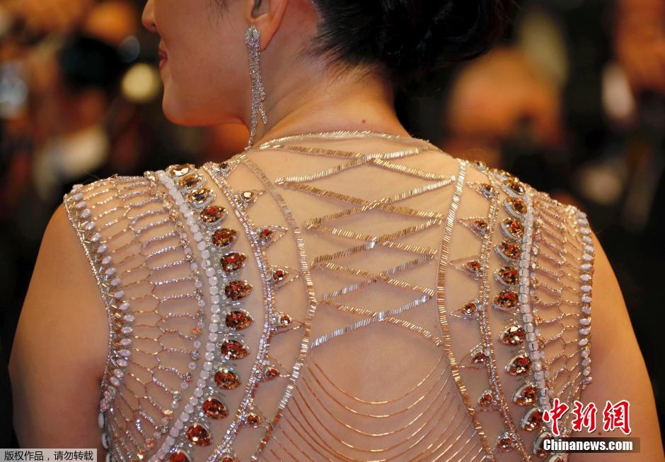 《歸來(lái)》戛納首映 兩代謀女郎紅毯PK 《歸來(lái)》戛納首映 兩代謀女郎紅毯PK