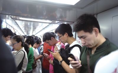 北京地鐵6號(hào)線,一名上班族利用乘車(chē)時(shí)間進(jìn)餐。京華時(shí)報(bào)記者陶冉攝