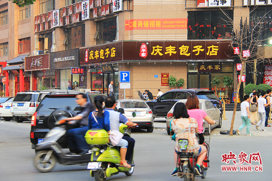 “慶豐包子店”位于路口拐角處,人流量車流量很大,堪稱黃金位置。