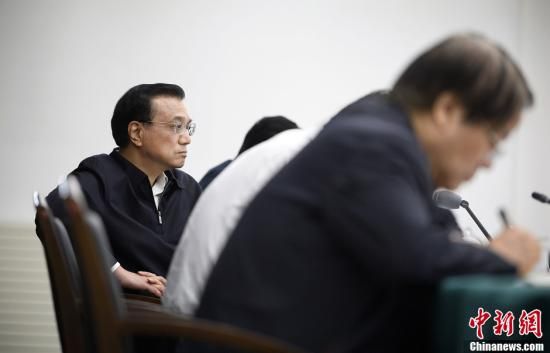 李克強(qiáng)在赤峰主持召開部分企業(yè)與金融機(jī)構(gòu)負(fù)責(zé)人座談會(huì)。