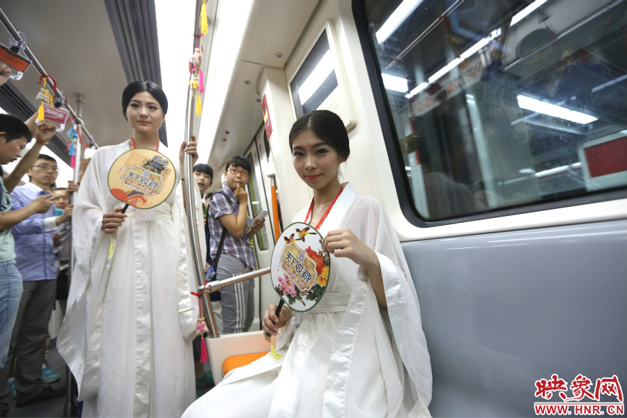乘著龍舟“穿越”到鄭州的兩位古裝美女。