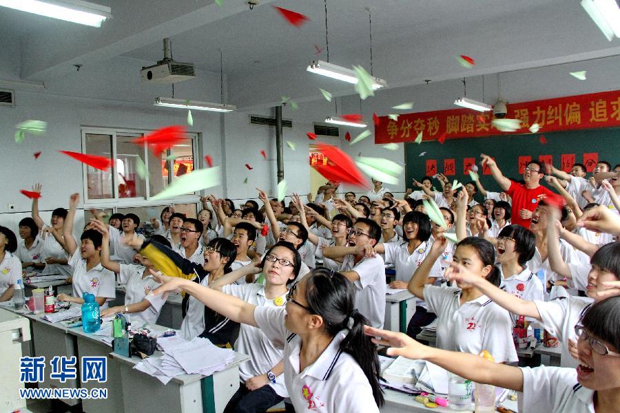  6月3日，河北省衡水市第二中學(xué)高三學(xué)生在教室里用扔紙飛機(jī)的方式舒緩心情。