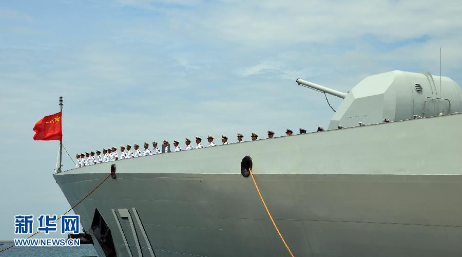 6月9日，在三亞某軍港，海口艦準(zhǔn)備起航。