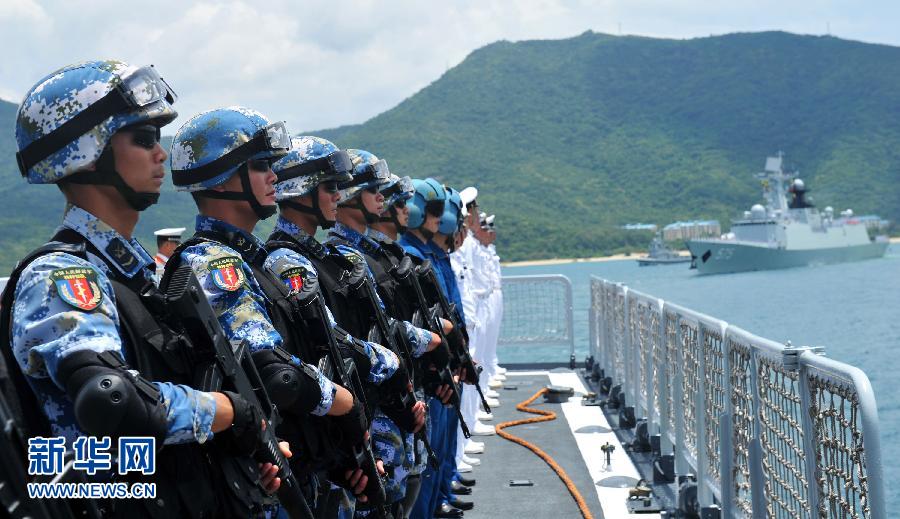 6月9日，在三亞某軍港，?？谂灩俦半S艦出海的特戰(zhàn)隊(duì)員離開碼頭。