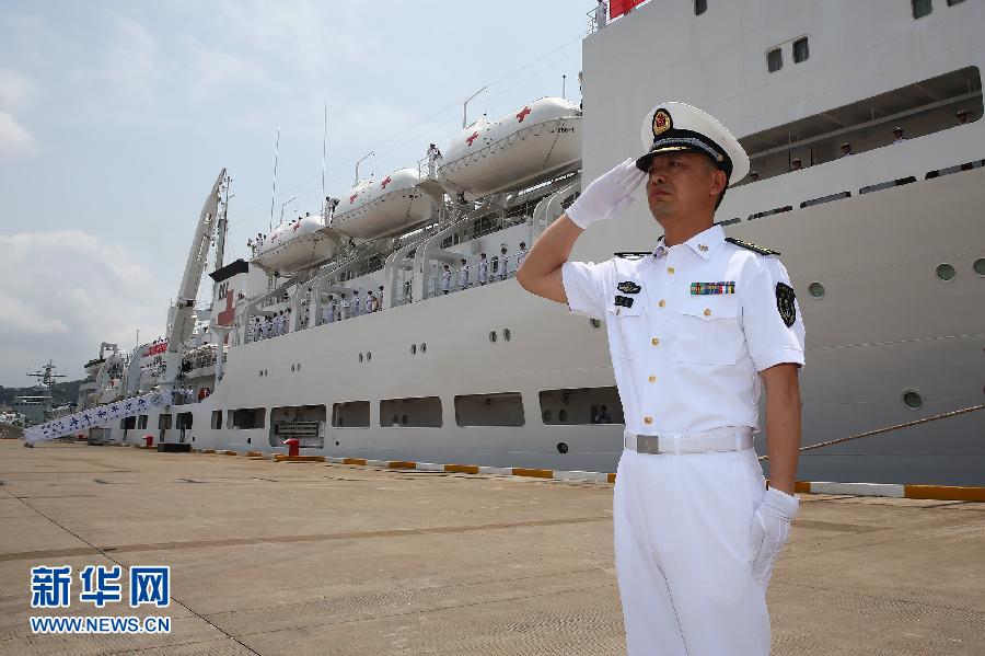  6月9日，在浙江舟山某軍港，和平方舟醫(yī)院船船長(zhǎng)章榮華請(qǐng)示起航。