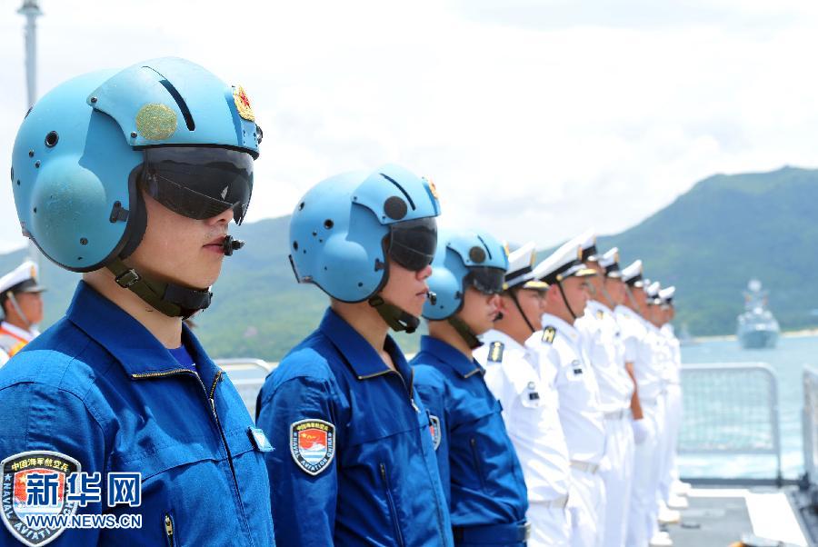  6月9日，在三亞某軍港，隨?？谂瀰⒀莸呐炤d直升機(jī)飛行員整裝待發(fā)。