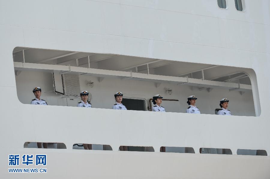  6月9日，在浙江舟山某軍港，和平方舟醫(yī)院船上的海軍官兵列隊(duì)與港口送行人員告別。