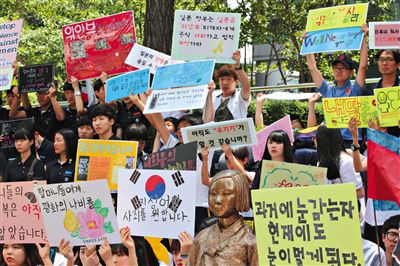 6月4日,韓國(guó)首爾,韓國(guó)慰安婦和民眾在日本駐韓大使館門(mén)前集會(huì),要求日本政府承認(rèn)并解決慰安婦問(wèn)題。