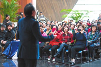 節(jié)儉令后，國家大劇院成了為數(shù)不多的演出營收未受影響的國字頭演出團(tuán)體之一。圖為國家大劇院第六屆歌劇節(jié)開幕主題活動現(xiàn)場（資料圖片）。京華時報記者吳平攝