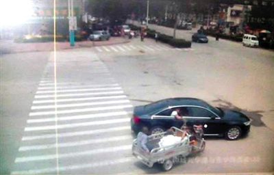 23日中午，陳母被突然噴毒。新京報記者 王瑞鋒 攝