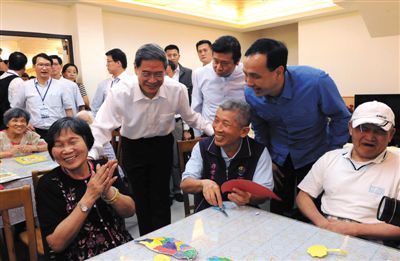 　昨日，張志軍前左二和陪同的新北市長朱立倫與老人們交談。