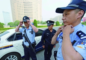 鳥巢附近,兩名民警和一名輔警負(fù)責(zé)該區(qū)域的巡邏任務(wù)。