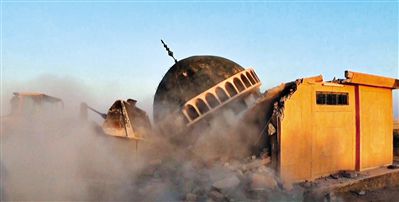 ISIS武裝人員駕駛推土機(jī)推倒一座清真寺的墻體。