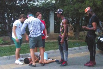 外籍男子路邊發(fā)現(xiàn)醉漢將其圍住。