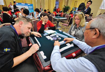 2012年10月28日，重慶，“第三屆世界麻將錦標(biāo)賽”拉開(kāi)戰(zhàn)幕，不少國(guó)外選手前來(lái)參賽。