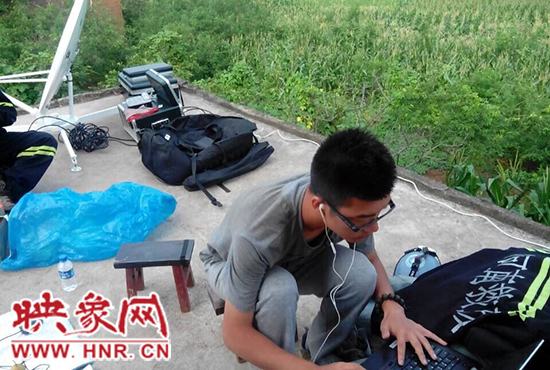 河南新聞廣播記者采訪現(xiàn)場制作錄音報道