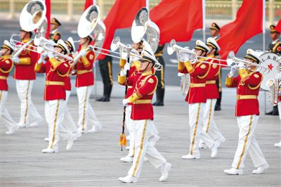 昨日，紅白相配的解放軍軍樂(lè)團(tuán)行進(jìn)演奏服亮相。杜洋 攝