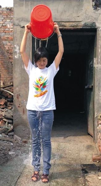 20日下午，央視主持人張泉靈參與“冰桶挑戰(zhàn)賽”。圖片來自微博