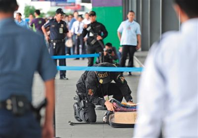 當(dāng)?shù)貢r間9月1日，菲律賓國家調(diào)查局人員在馬尼拉國際機場破獲一起可疑汽車炸彈攻擊事件，逮捕4名嫌犯。