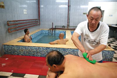 客人在搓澡。近日，百年歷史的鑫園浴池宣布將關張。新京報記者