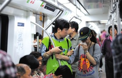 地鐵14號線，一名乘客正在車廂內飲食。