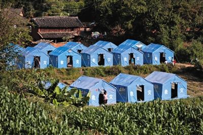 　昨日，云南省景谷縣永平鎮(zhèn)芒費(fèi)村地震中70受損戶，部分村民安置在帳篷里。