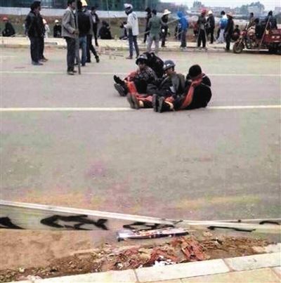 14日，沖突現(xiàn)場，幾名頭戴鋼盔的人被捆綁著。圖/東方IC