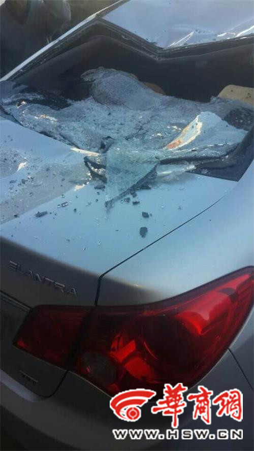 事發(fā)現(xiàn)場一輛伊蘭特轎車后擋風(fēng)玻璃破碎，車頂被砸出坑。記者 祁銘 攝