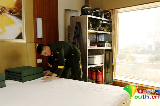　11月7日，一名武警官兵在APEC駐地中國(guó)大飯店的房間內(nèi)整理內(nèi)務(wù)。