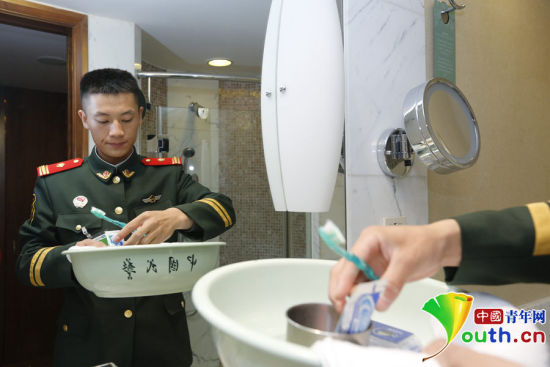 駐守APEC駐地中國(guó)大飯店的武警官兵將自己平時(shí)使用的臉盆、毛巾等帶到酒店房間。