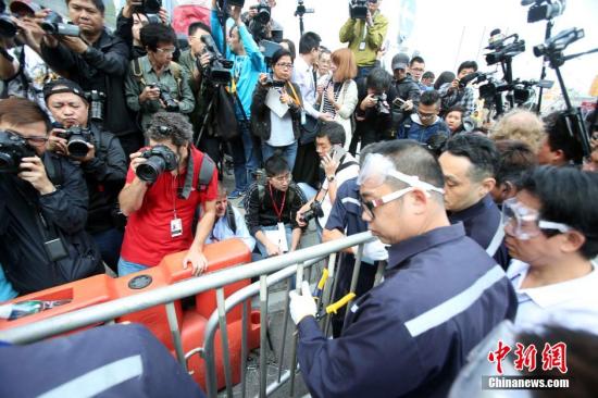 11月18日上午，香港法庭頒令執(zhí)達(dá)主任展開清除在金鐘中信大廈外的障礙物，先后清理了龍匯道上的鐵馬，警