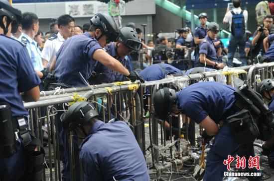 11月26日，香港法庭執(zhí)達主任在旺角彌敦道執(zhí)行禁制令，清除非法障礙物，后因受阻而要求警方協(xié)助執(zhí)行。