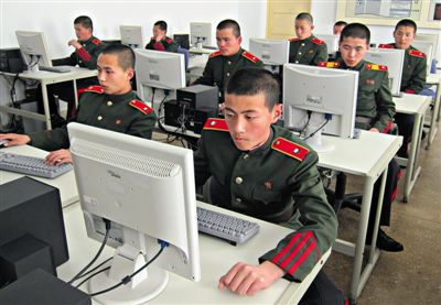 2013年4月18日，朝鮮平壤，士兵學習使用電腦。