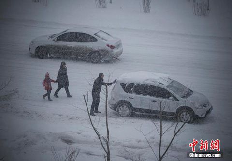 12月8日，經(jīng)過(guò)一夜降雪，烏魯木齊已是皚皚白雪一片。（圖片來(lái)源于中新網(wǎng)）