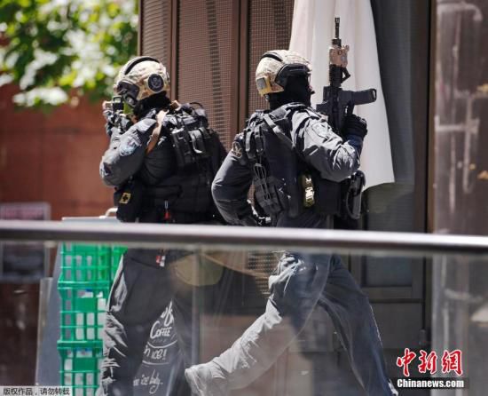 目前咖啡館已經(jīng)關閉，警方，包括全副武裝的特警隊已經(jīng)將咖啡館包圍。
