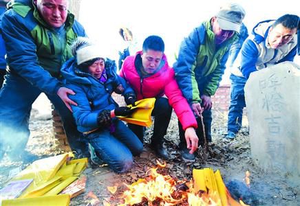 昨日，呼格吉勒圖的父母揣著無罪判決書的復(fù)印件來到兒子墳前祭奠?！?新華社