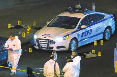 美國(guó)紐約兩名警察20日在巡邏車內(nèi)突遭槍擊身亡。紐約警察局長(zhǎng)威廉·布拉頓說，槍手行兇后跑入附近一座地鐵站飲彈自盡，沒有跡象顯示這起血案與恐怖主義有關(guān)聯(lián)。