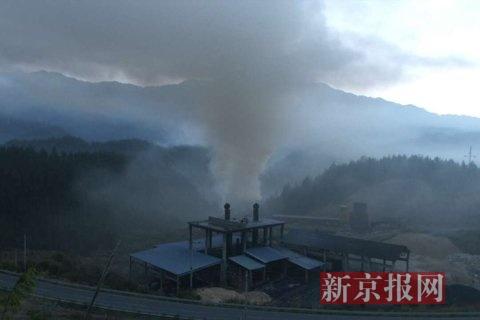 污染企業(yè)排放煙塵。當(dāng)?shù)鼐W(wǎng)友供圖