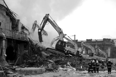 3日下午，挖掘機(jī)在現(xiàn)場作業(yè)。 譚青/攝