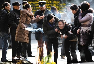 昨日，上海，外灘踩踏事件遇難者家屬來(lái)到事發(fā)地獻(xiàn)花祭奠。