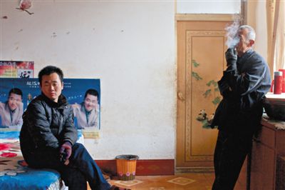 父親抽煙，兒子不語(yǔ)。逃跑的越南新娘，給袁迎賓父子帶來(lái)的是失落。新京報(bào)記者