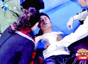 天津衛(wèi)視一檔明星真人秀娛樂節(jié)目中，海南省武術(shù)協(xié)會副秘書長楊成章被打倒在地，表情痛苦。