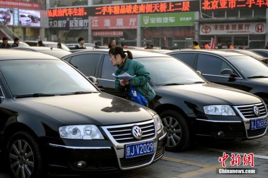 1月23日，北京亞運(yùn)村汽車交易市場中拓拍賣停車場上人頭攢動。