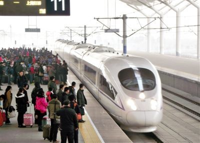 　2014年1月3日，江蘇徐州，旅客在等候乘坐京滬高鐵和諧號(hào)動(dòng)車組列車。圖/CFP