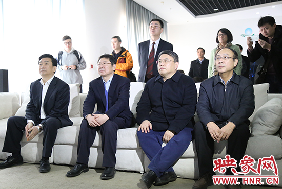 領(lǐng)導(dǎo)嘉賓觀看IPTV業(yè)務(wù)演示 領(lǐng)導(dǎo)嘉賓觀看IPTV業(yè)務(wù)演示