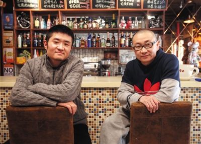 　14日，西安交通大學(xué)路66號(hào)公路咖啡館，苗阜（左）、王聲（右）兩位青年相聲演員今年將第一次登上春晚